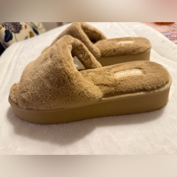 NWT MUK LUKS faux fur platform slipper, size medium (9-10) - Picture 11 of 15